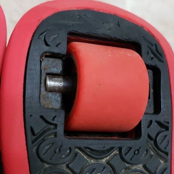 HEELYS SKATE SHOES, SIZE 6 - Picture 13 of 15
